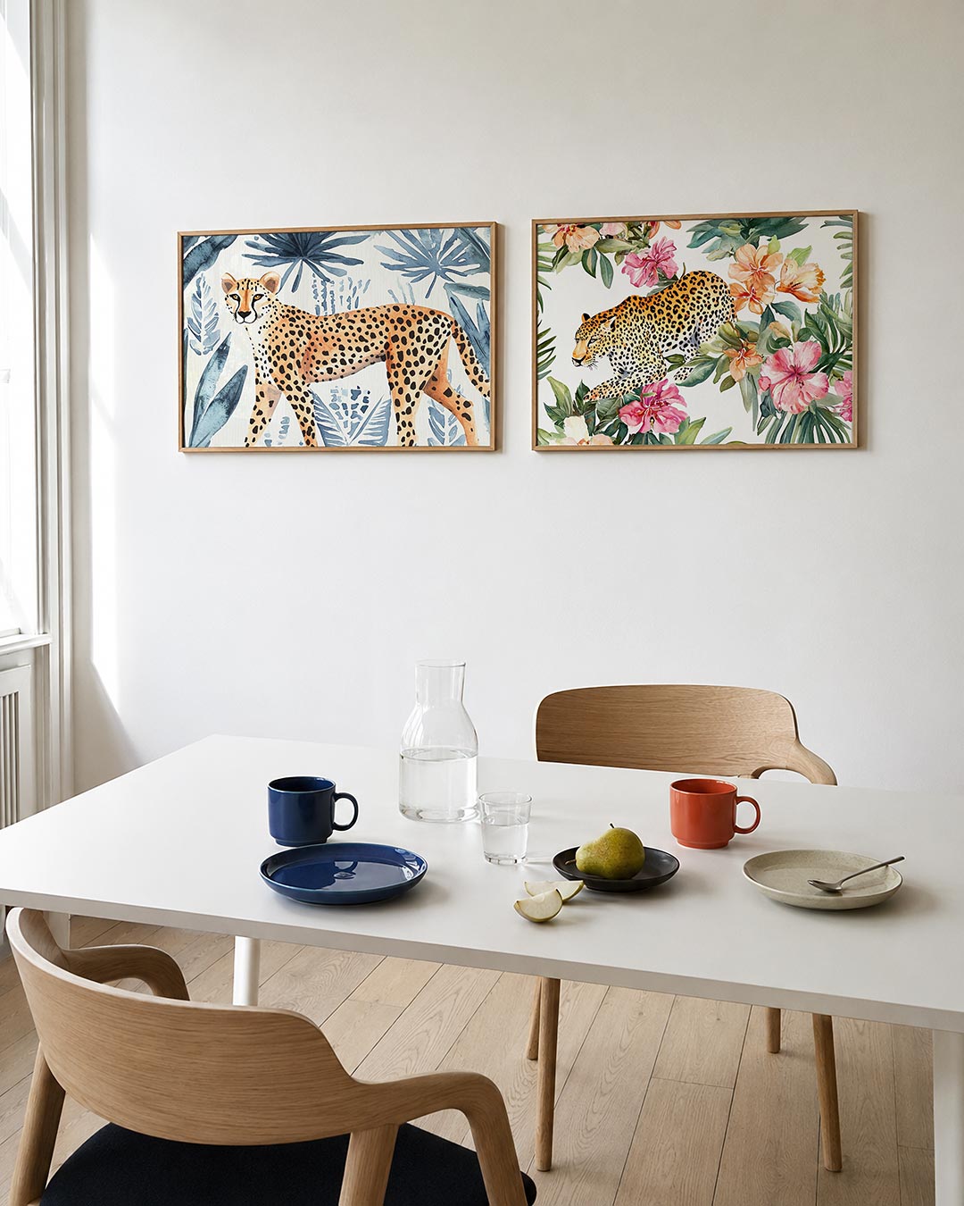 Twee liggende posters met een sierlijke cheetah met zwarte stippen wandelt door een jungle, aan de muur in een interieur