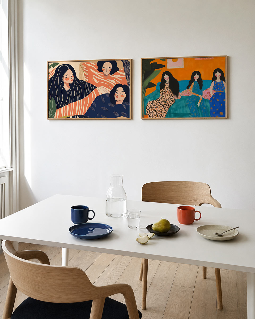 Interieurpresentatie van twee posters met vloeiende lijnen en zachte kleuren