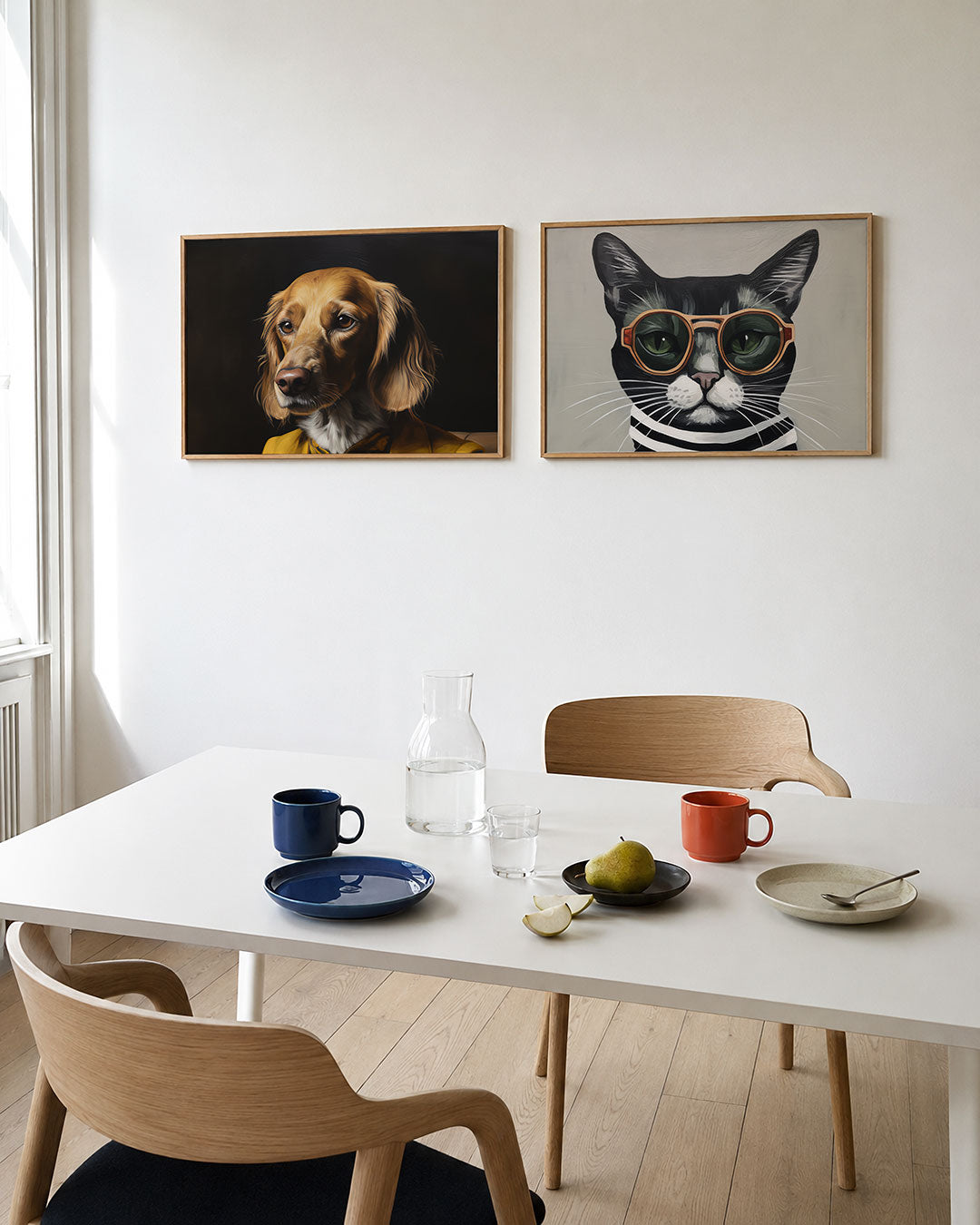 Twee liggende posters met een hond met een rijke, gouden vacht tegen een donkere achtergrond, aan de muur in een interieur