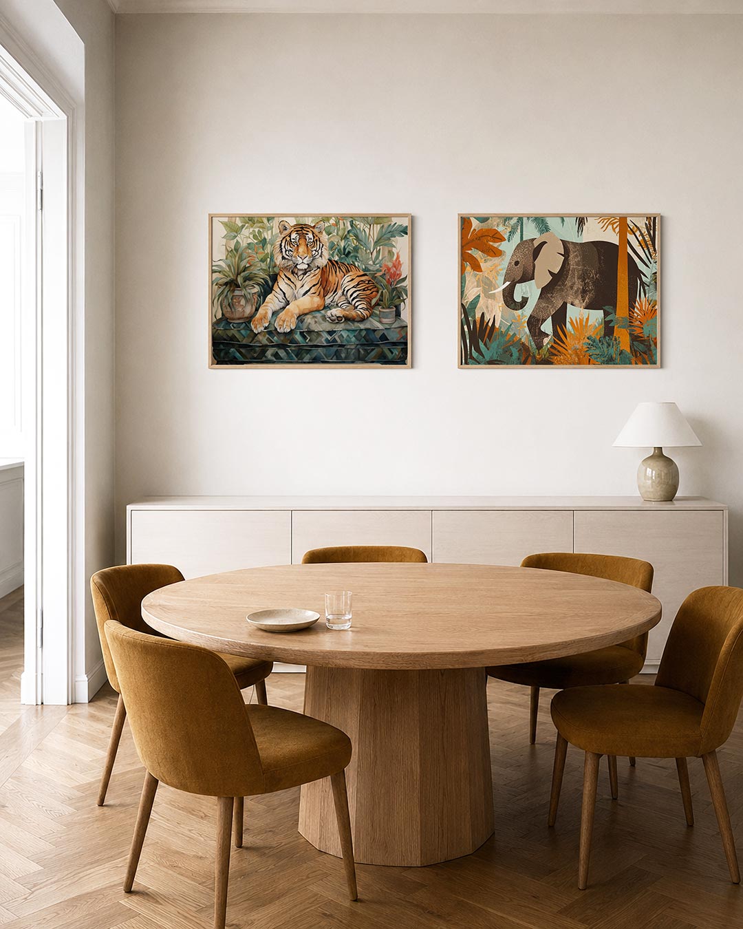 Interieurpresentatie van twee posters met een majestueuze tijger tussen weelderige groene planten