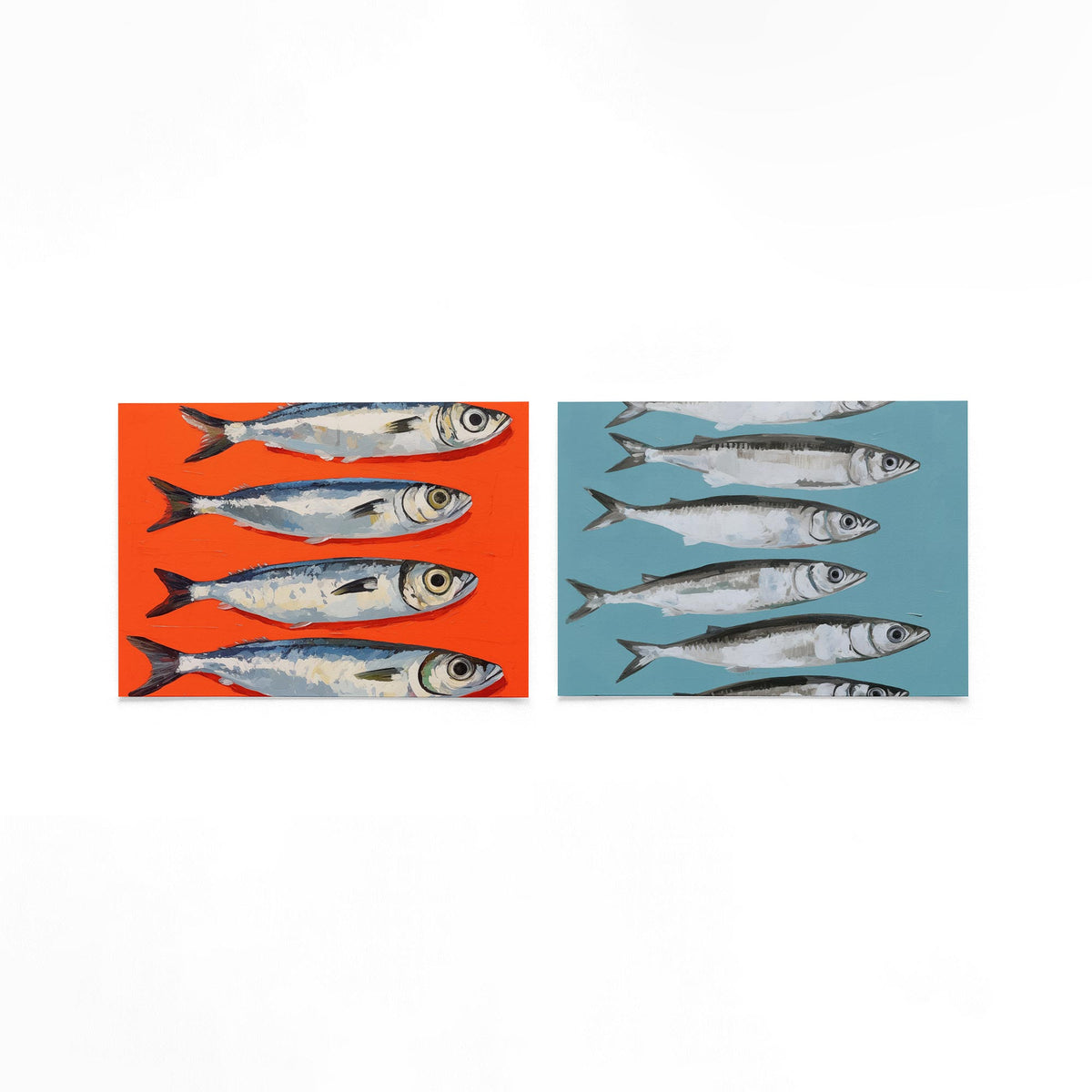 Twee liggende posters met vier vissen in blauw- en grijstinten op een gebroken witte achtergrond