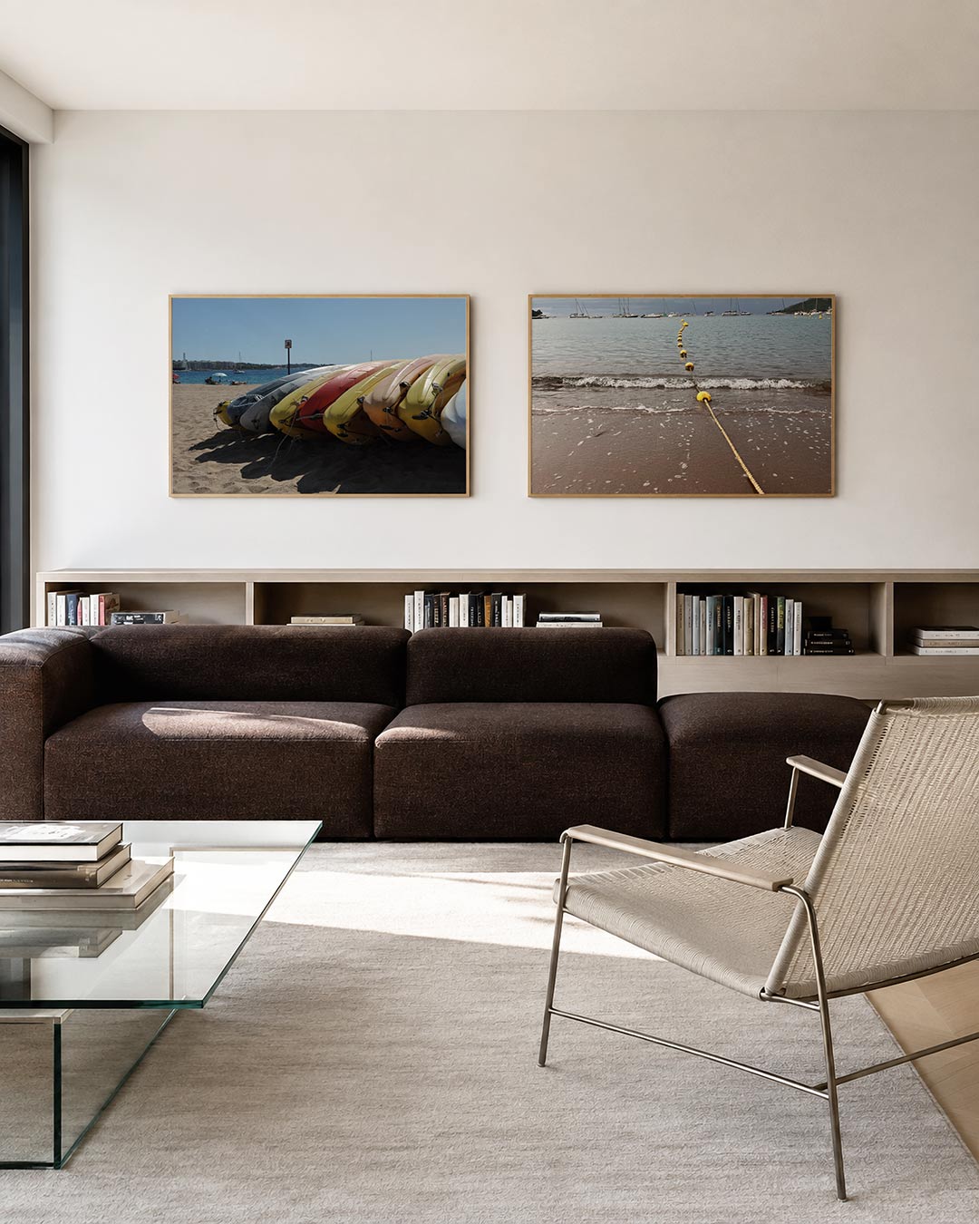 Interieur met liggend fotografisch tweeluik kustlijn in geel – Gerald Emming