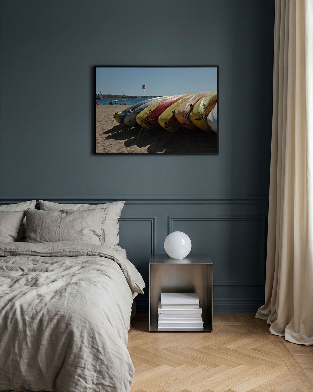 Kleurrijke kajaks op strand Poster