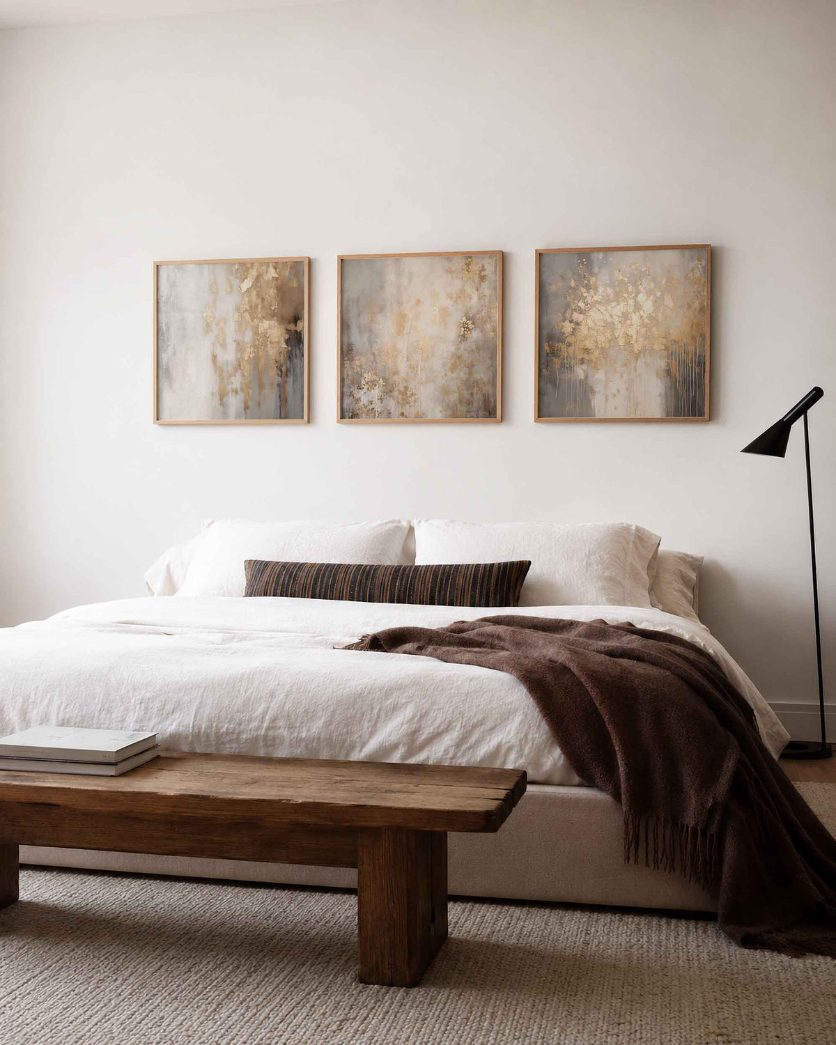 Interieurpresentatie van een driedelige vierkante posterset met beige abstracte kunst