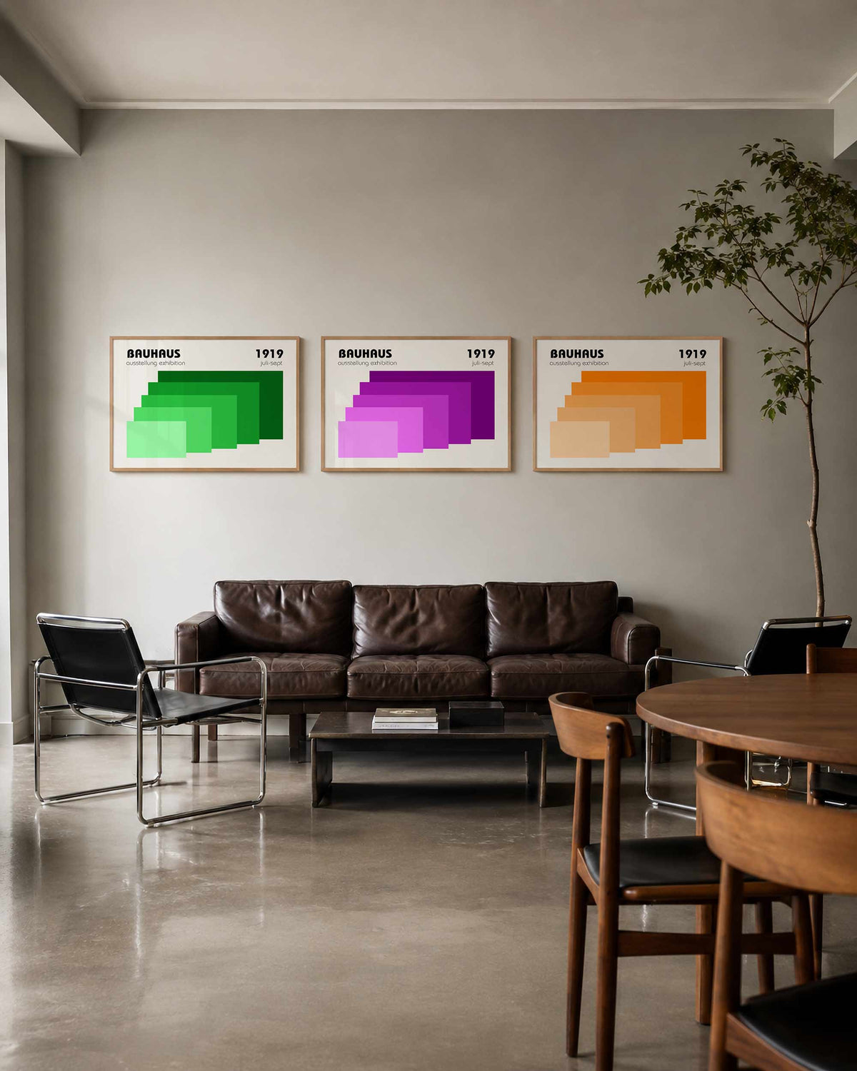 Interieurmockup van drieluik landscape-posterset met trapsgewijze kleurvlakken