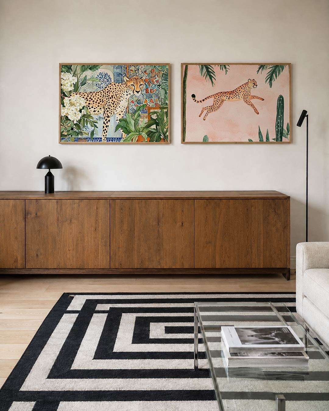 Tweedelige posterset met een sierlijke cheetah, getoond in een interieur
