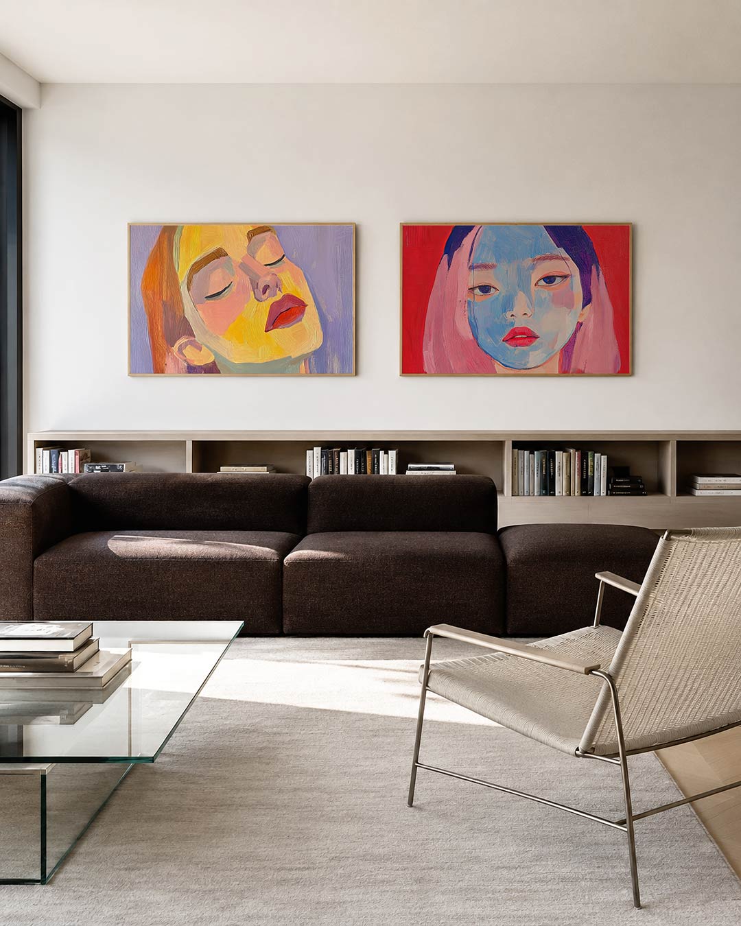 Interieurpresentatie van twee posters met een gezicht in levendige kleurvlakken