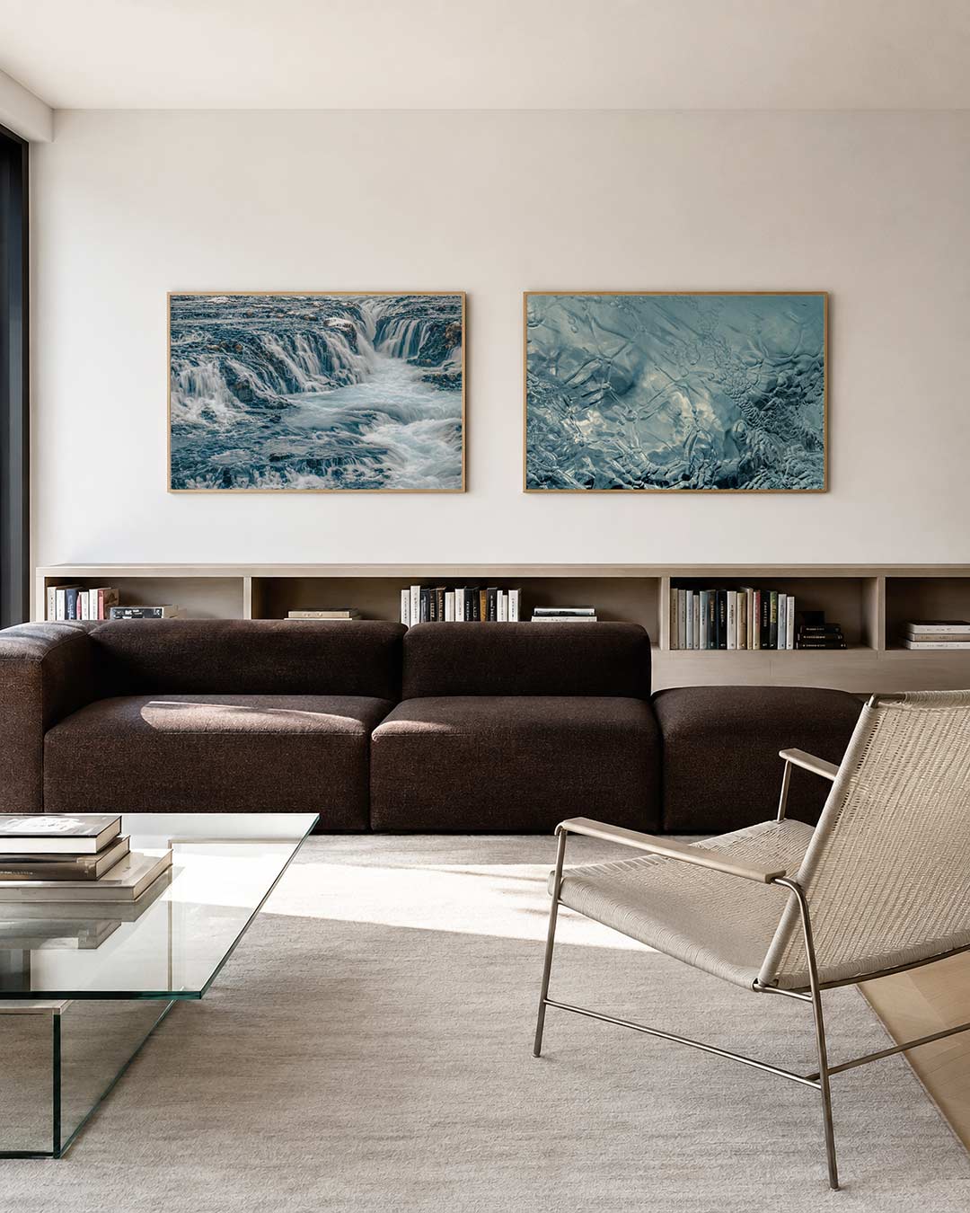 Interieur met liggend fotografisch tweeluik waterval en ijsglas – Gerald Emming