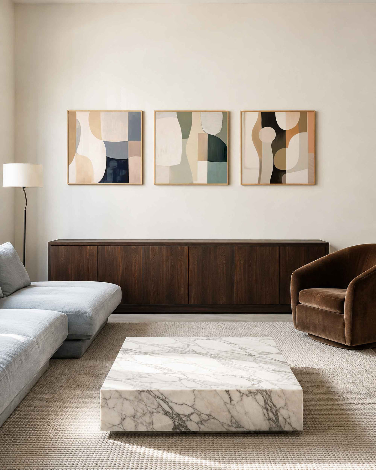 Interieurpresentatie van een driedelige vierkante posterset met abstracte vormen
