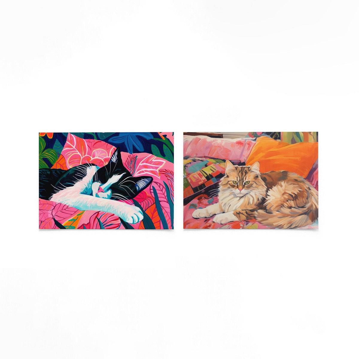 Twee liggende posters met een slapende kat op een bed van levendige roze en blauwe bladeren op een gebroken witte achtergrond