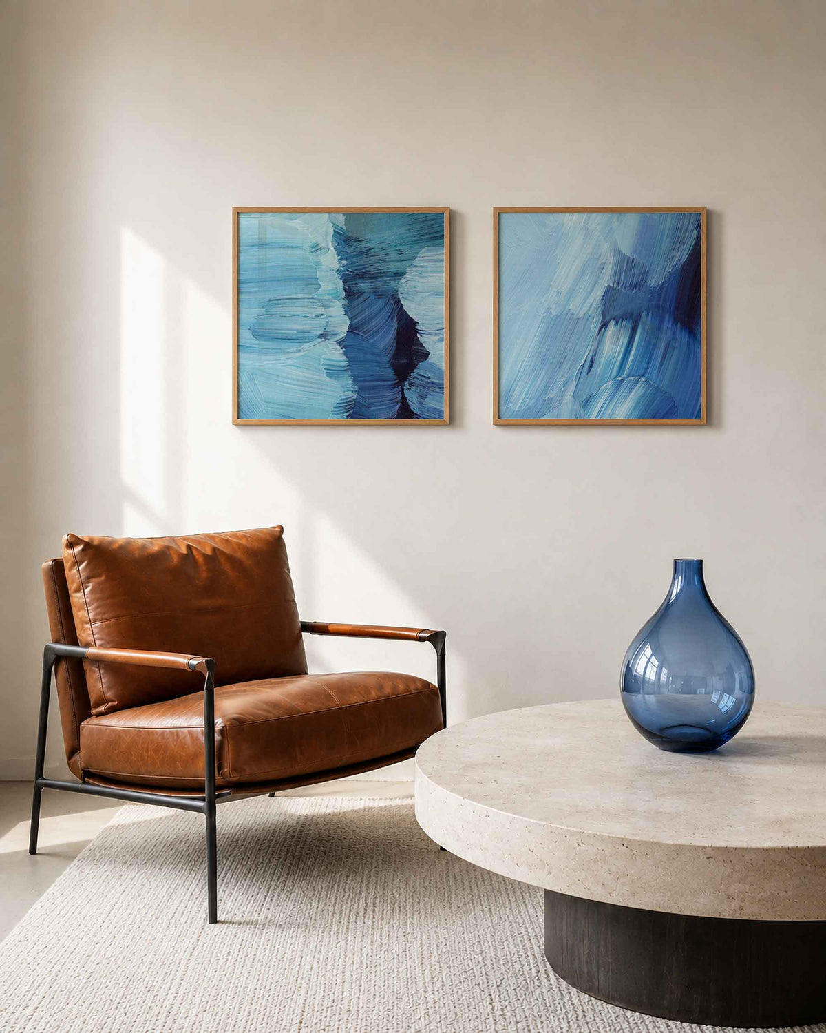 Interieurpresentatie van een tweedelige vierkante posterset met blauwe penseelstreken