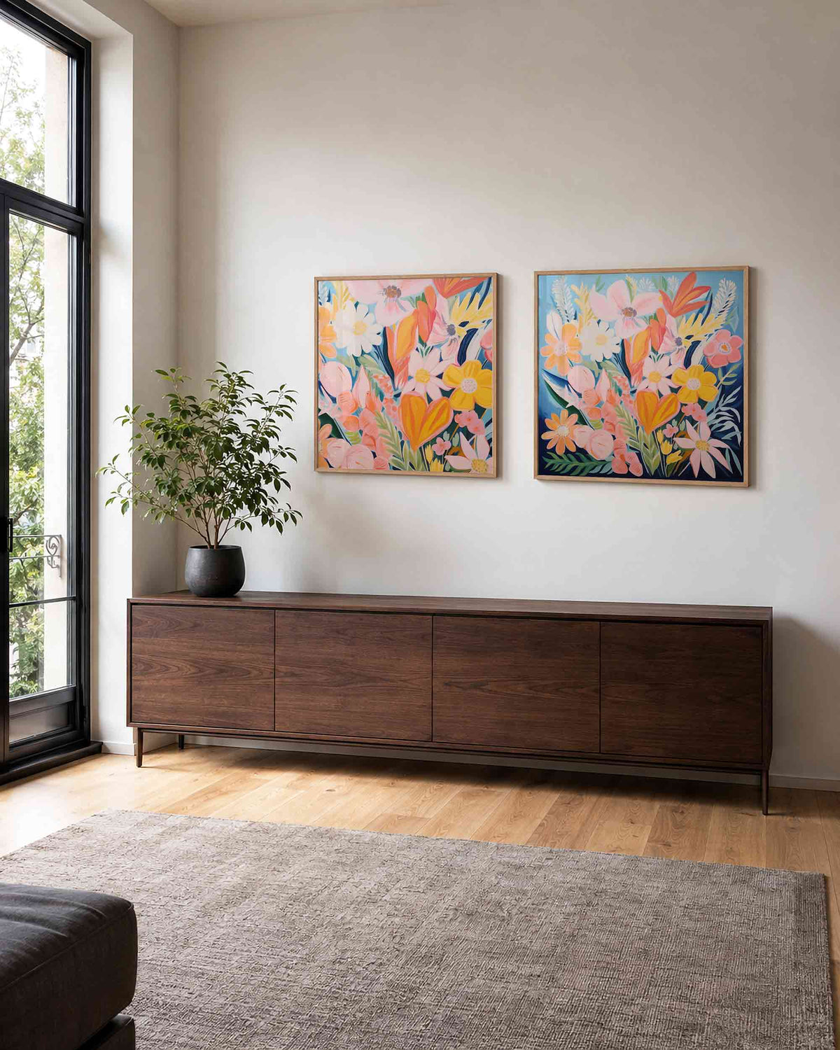 Interieurpresentatie van een tweedelige vierkante posterset met kleurrijke bloemen