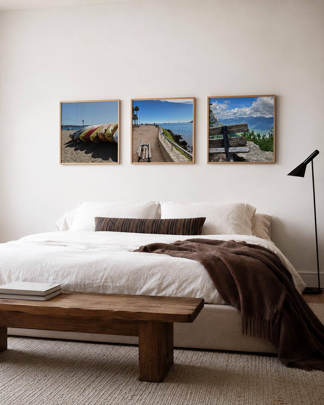 Interieur met vierkant fotografisch drieluik bankjes aan zee en bergen – Gerald Emming