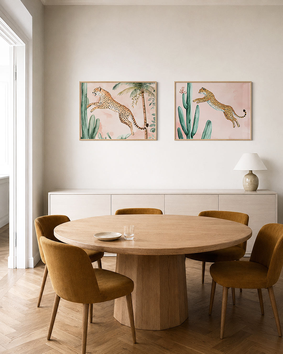 Interieurpresentatie van twee posters met een sierlijke cheetah springt tussen groene planten en palmbomen