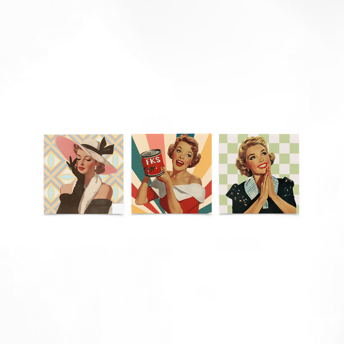 Drie vierkante posters met retro dames portretten op een gebroken witte achtergrond