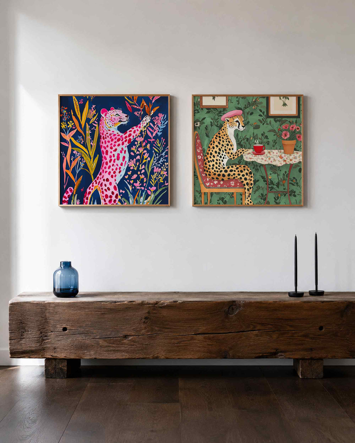 Interieurpresentatie van een tweedelige vierkante posterset met gepotte luipaarden