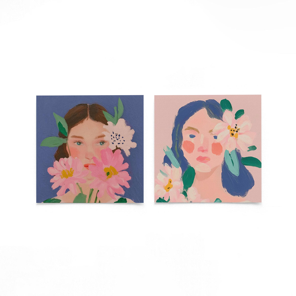 Twee vierkante posters met bloemenportretten op een gebroken witte achtergrond