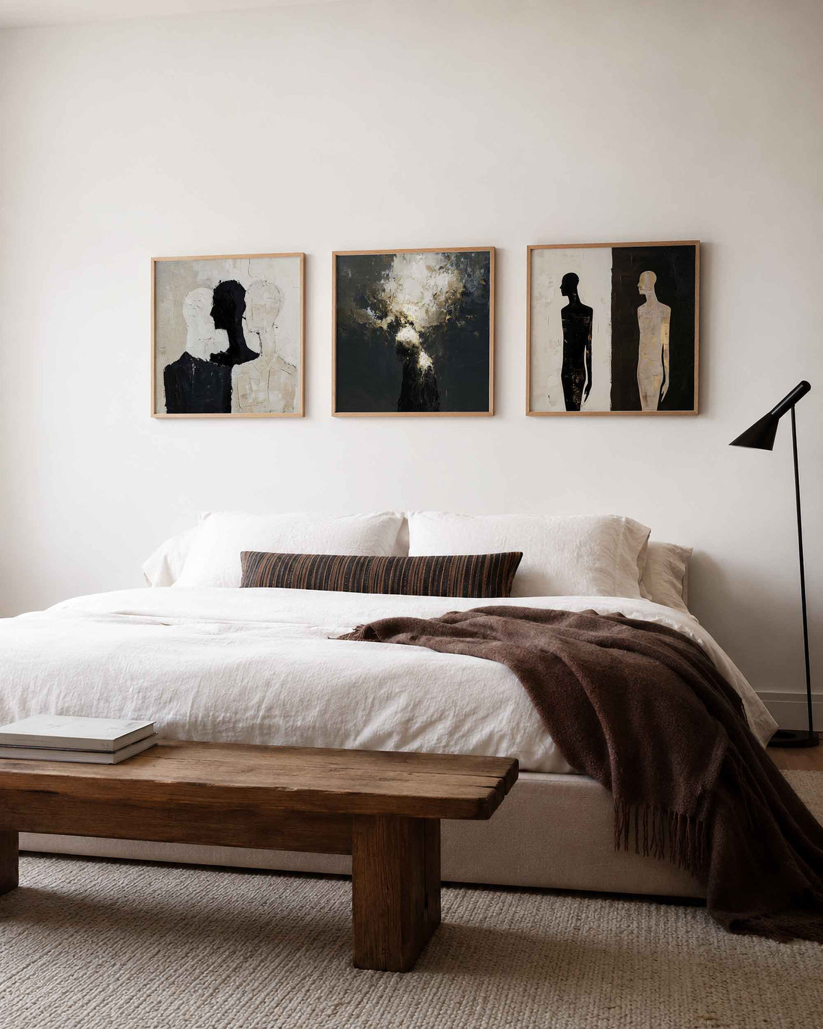 Interieurpresentatie van een driedelige vierkante posterset met abstracte mensfiguren