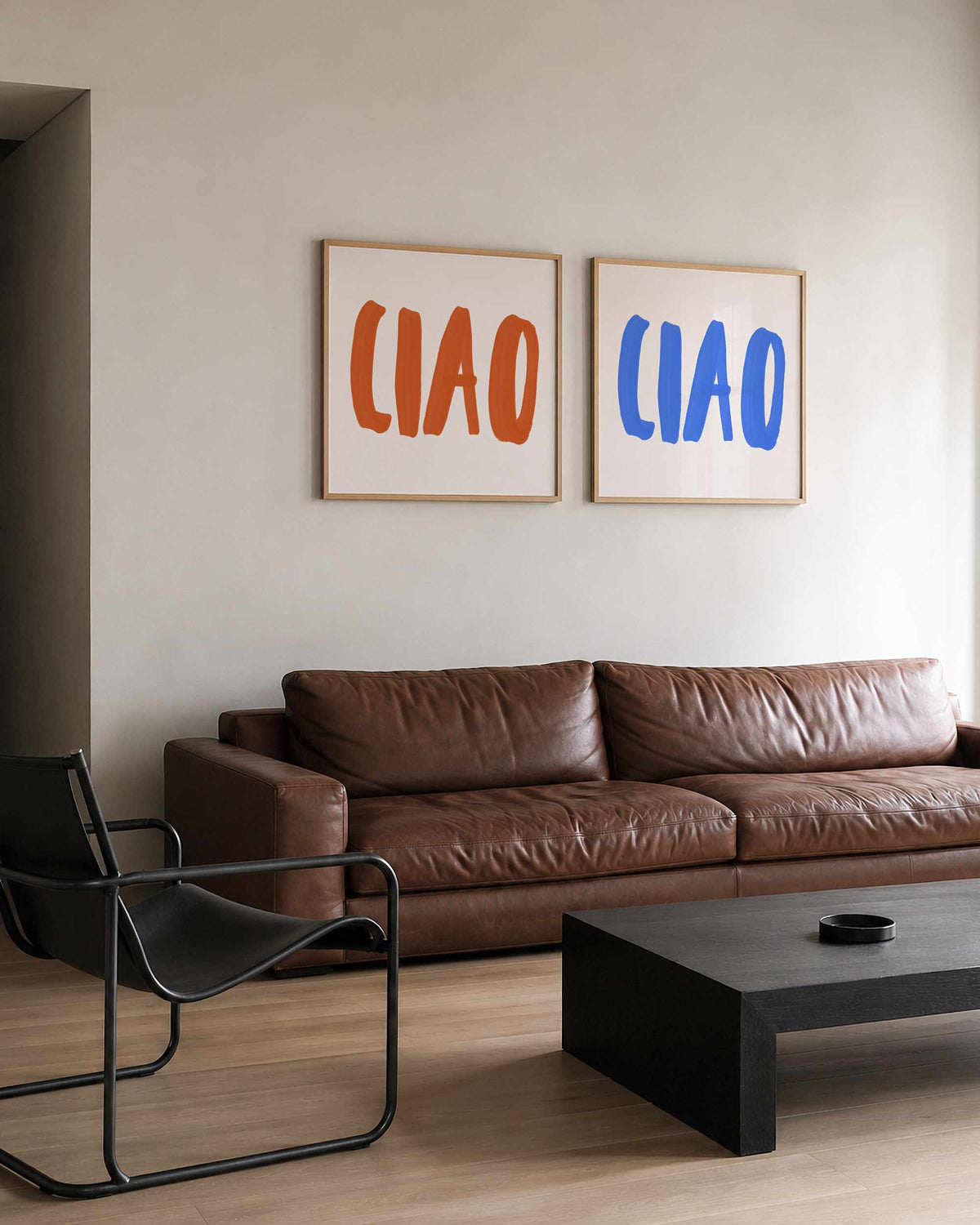 Interieurpresentatie van een tweedelige vierkante posterset met clap lettering