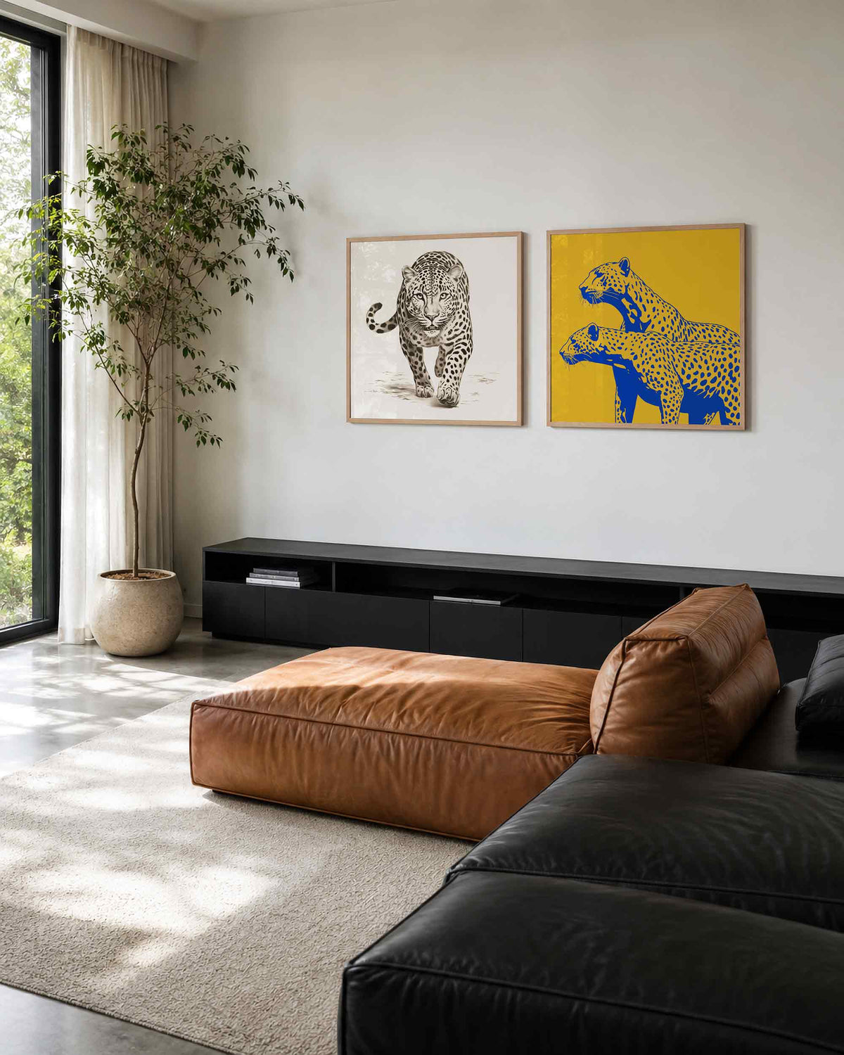 Interieurpresentatie van een tweedelige vierkante posterset met luipaarden