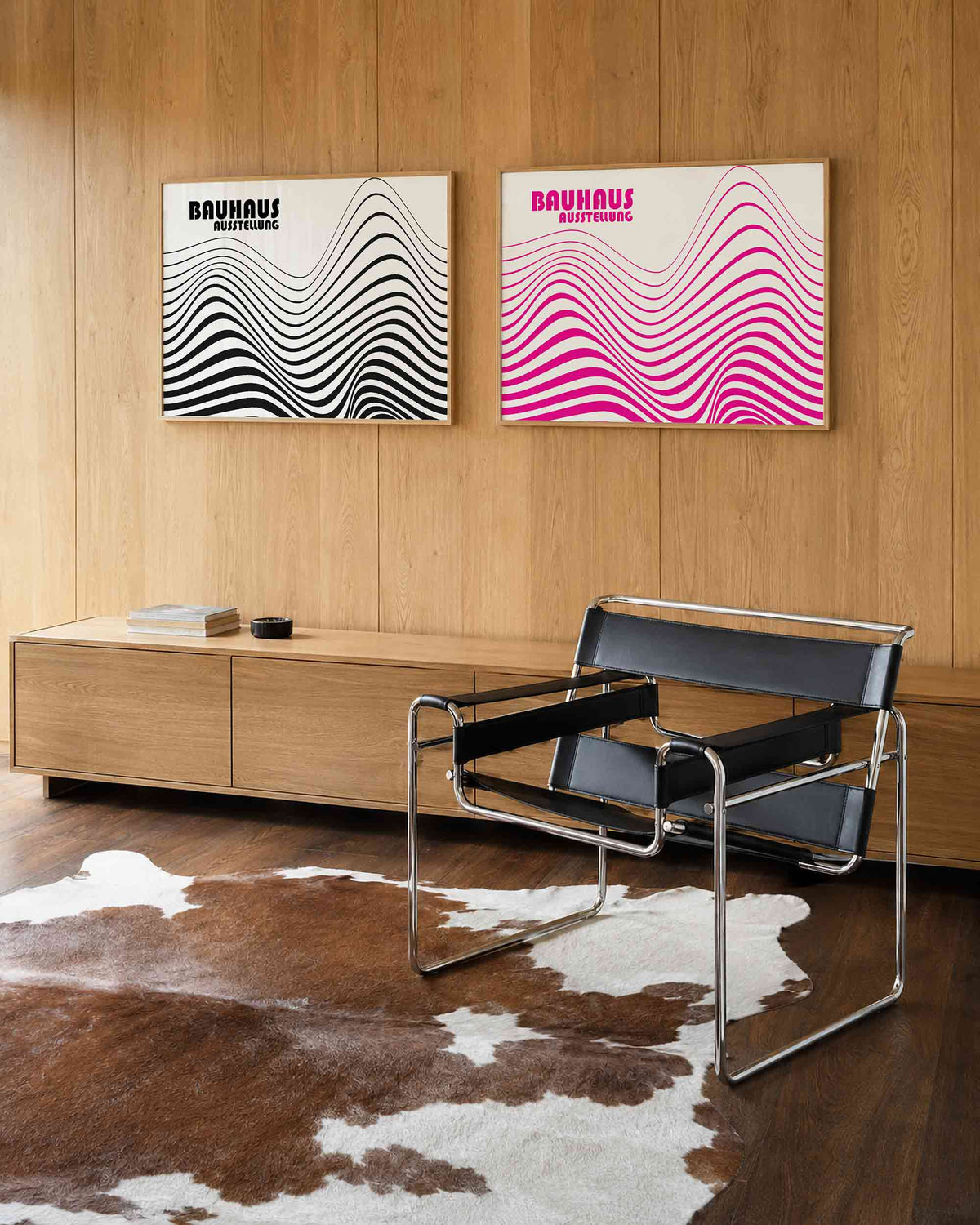 Interieurmockup van tweedelige landscape-posterset met golvende lijnen zwart en roze