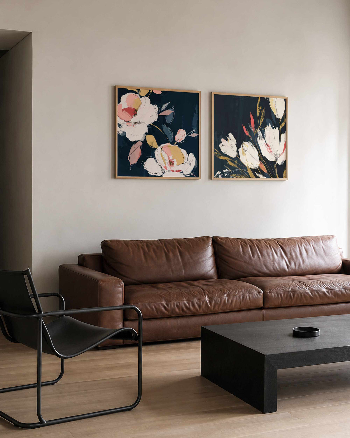Interieurpresentatie van een tweedelige vierkante posterset met bloemen op donkere achtergrond