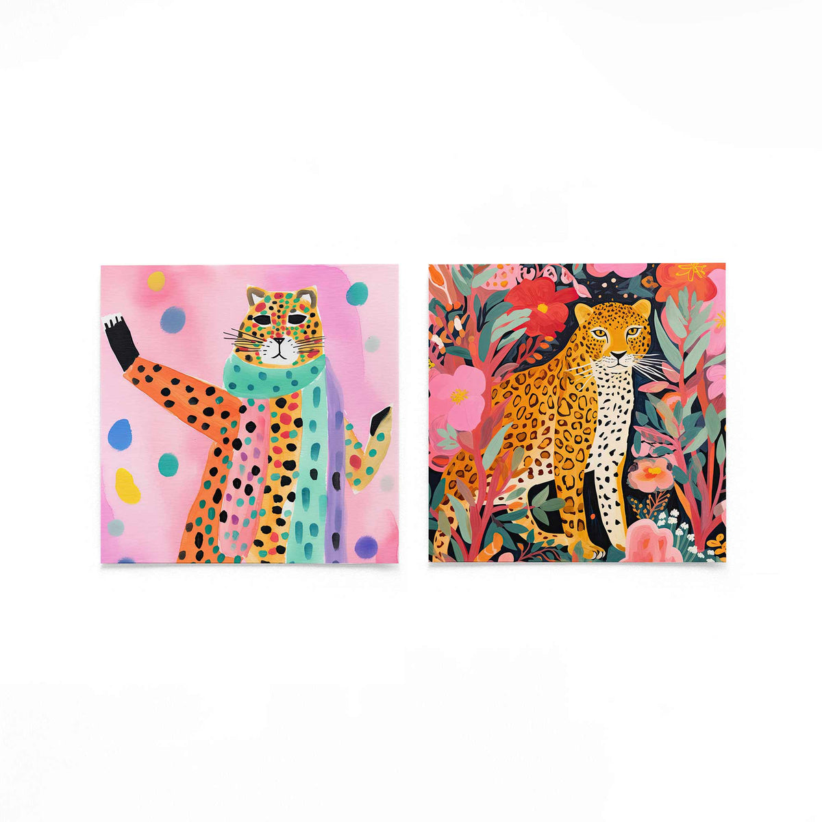 Twee vierkante posters met gevlekte katten op een gebroken witte achtergrond