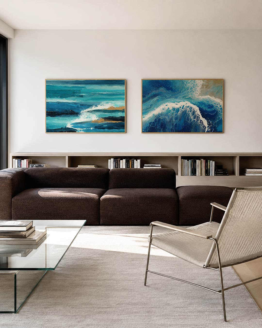 Interieurbeeld met twee liggende posters: golvende blauwe en turquoise lijnen met spatten van wit en goud