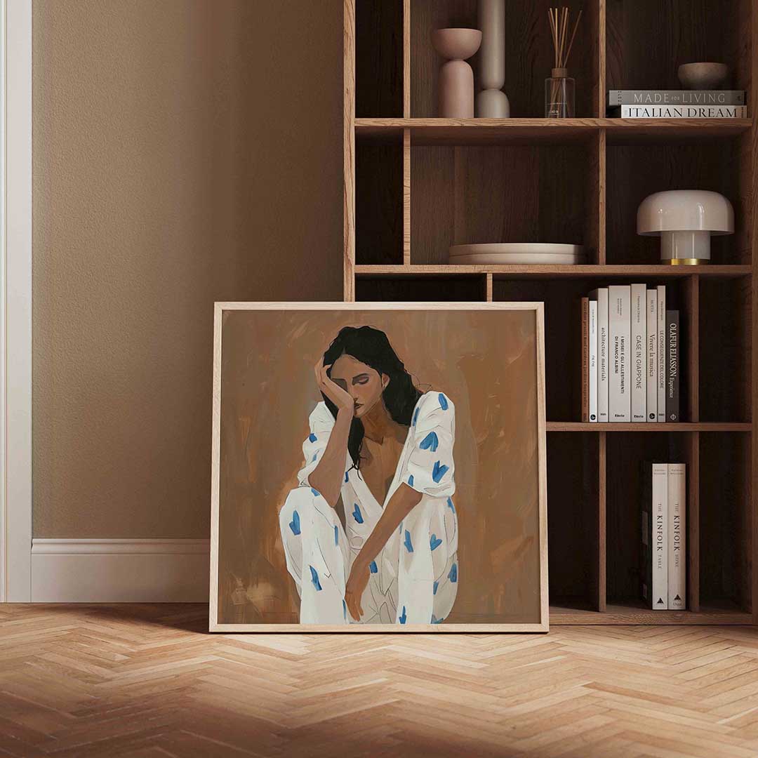 Zittende vrouw met blauwe accenten Poster
