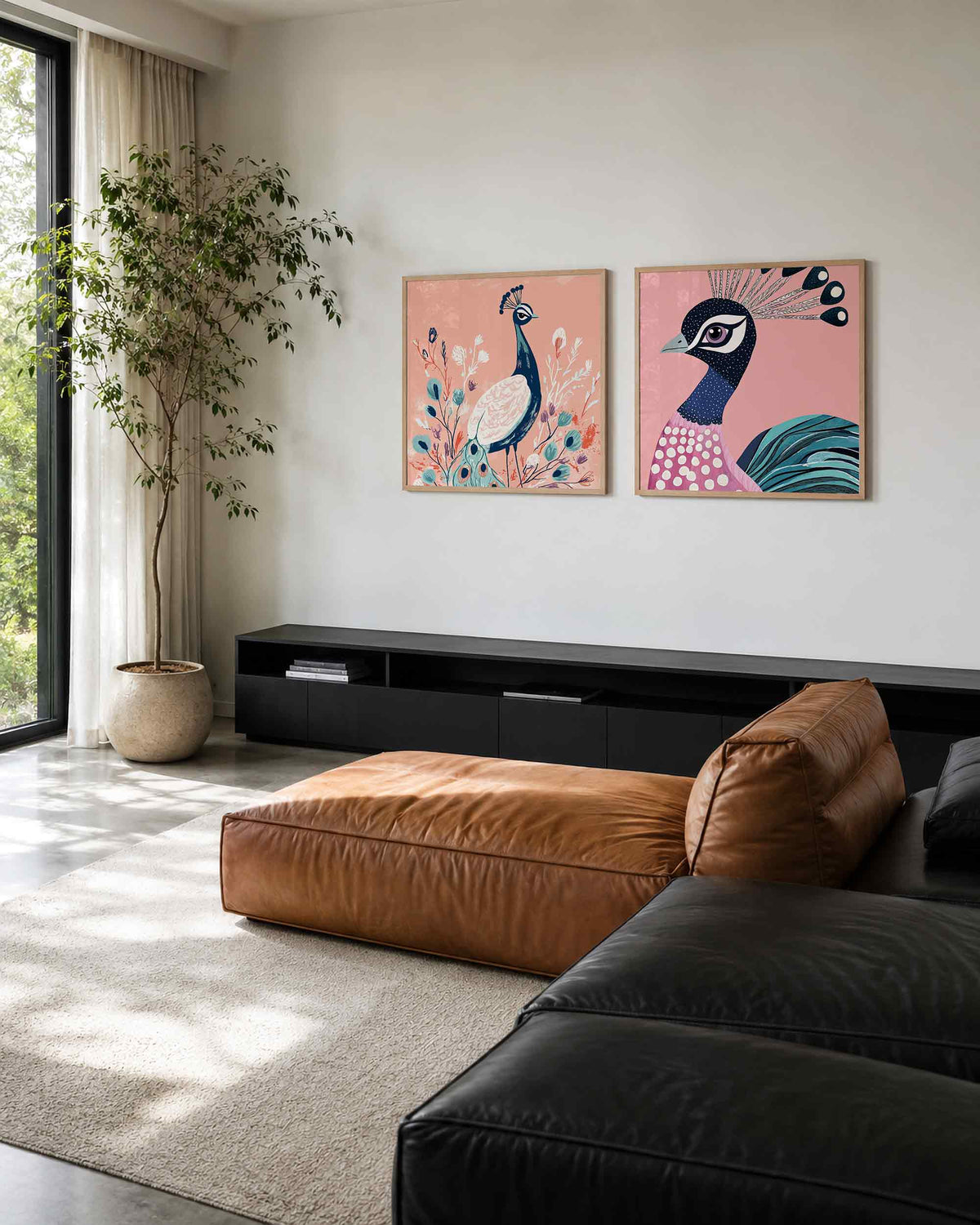 Interieurpresentatie van een tweedelige vierkante posterset met pauwen
