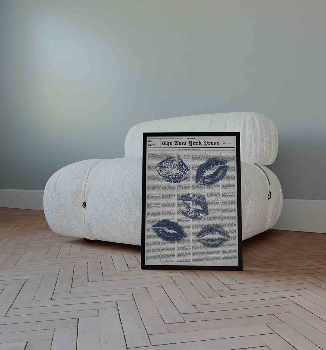 Blauwe lipafdrukken op krantenachtergrond Poster