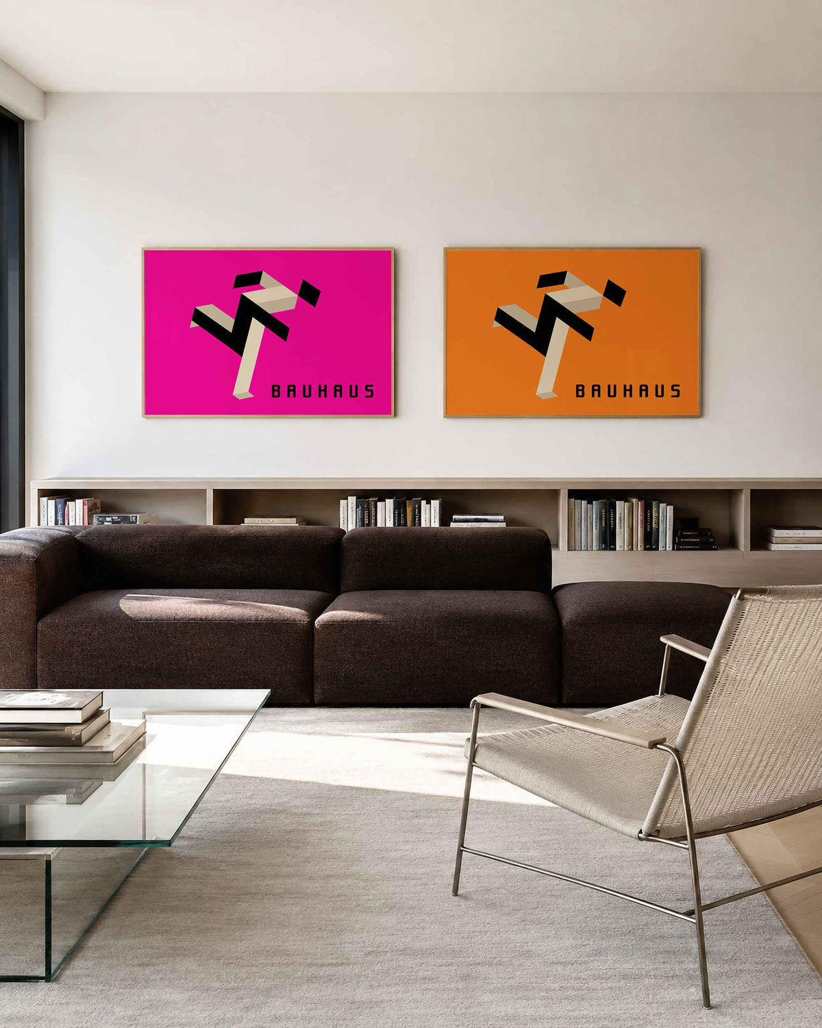 Interieurmockup van tweedelige landscape-posterset met zigzaglint in roze en oranje