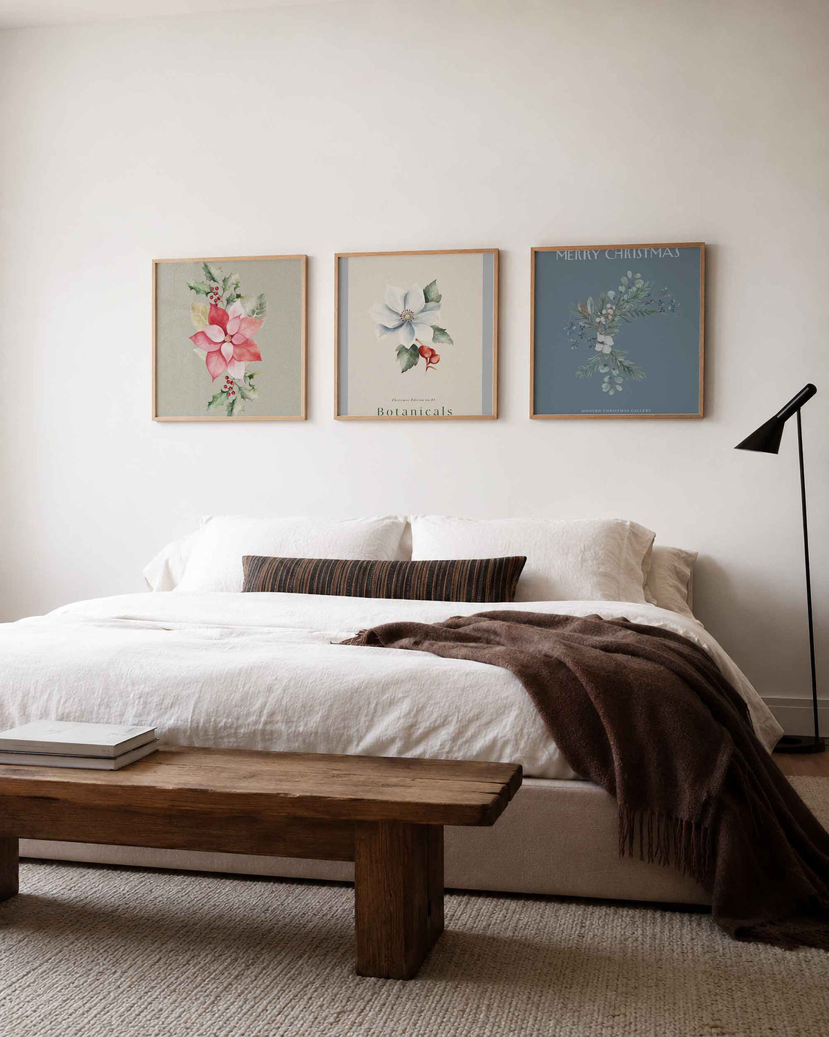 Interieurpresentatie van een driedelige vierkante posterset met botanische kerst
