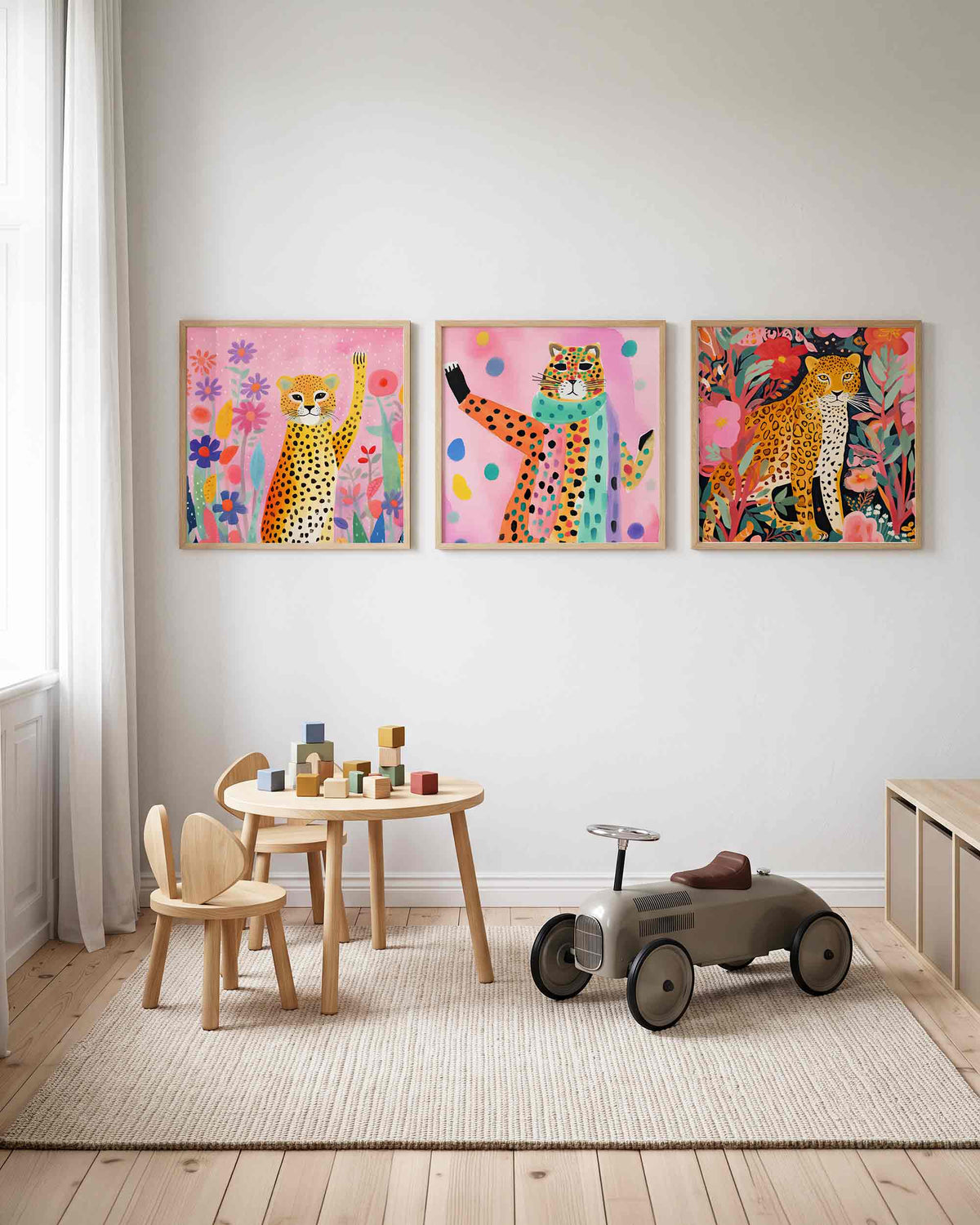 Interieurpresentatie van een driedelige vierkante posterset met gevlekte luipaarden