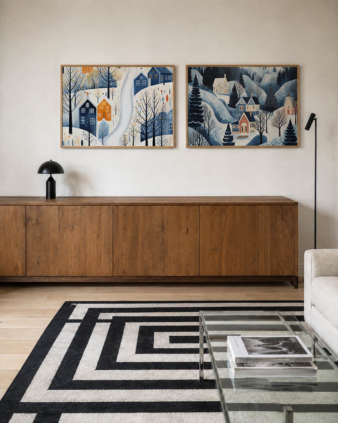 Twee liggende posters met een charmant dorp in de sneeuw, aan de muur in een interieur