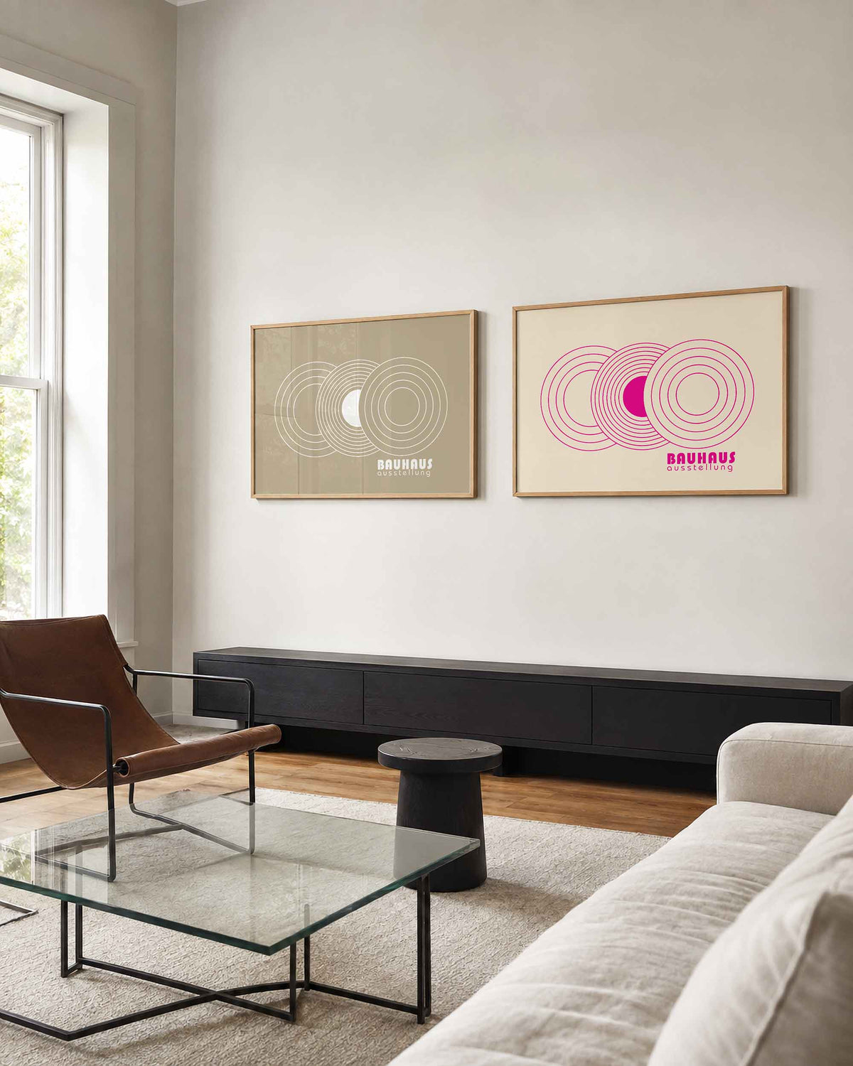 Interieurmockup van tweedelige landscape-posterset met overlappende cirkels en ringen