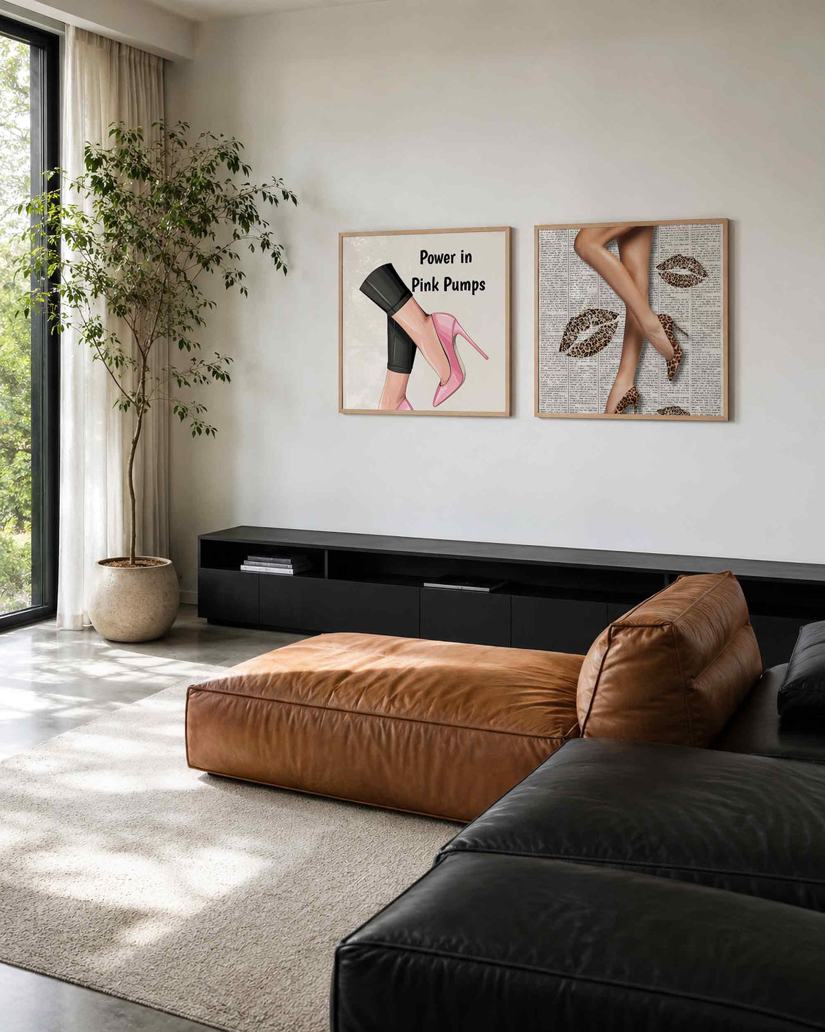 Interieurpresentatie van een tweedelige vierkante posterset met roze pumps