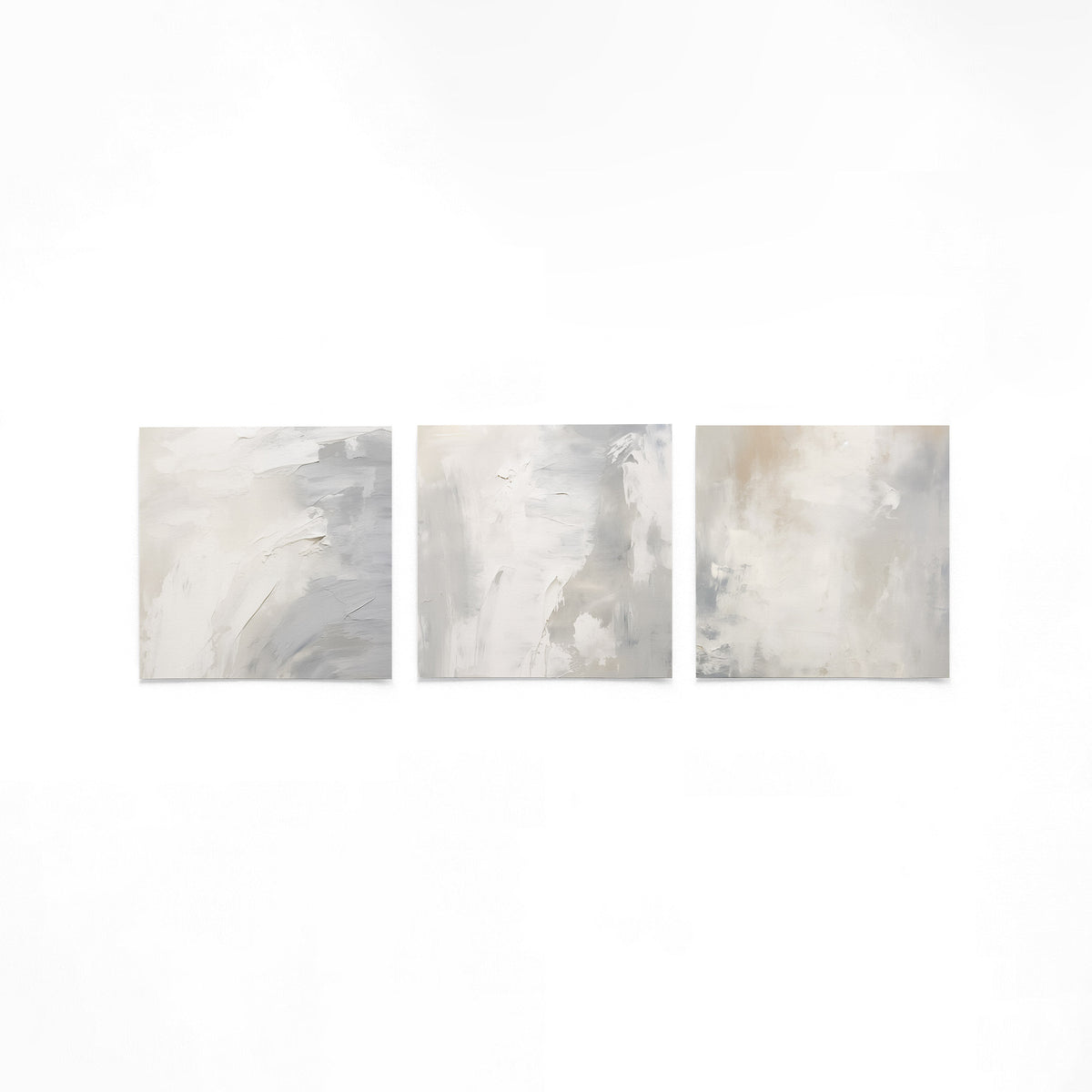 Drie vierkante posters met lichte abstracte vormen op een gebroken witte achtergrond