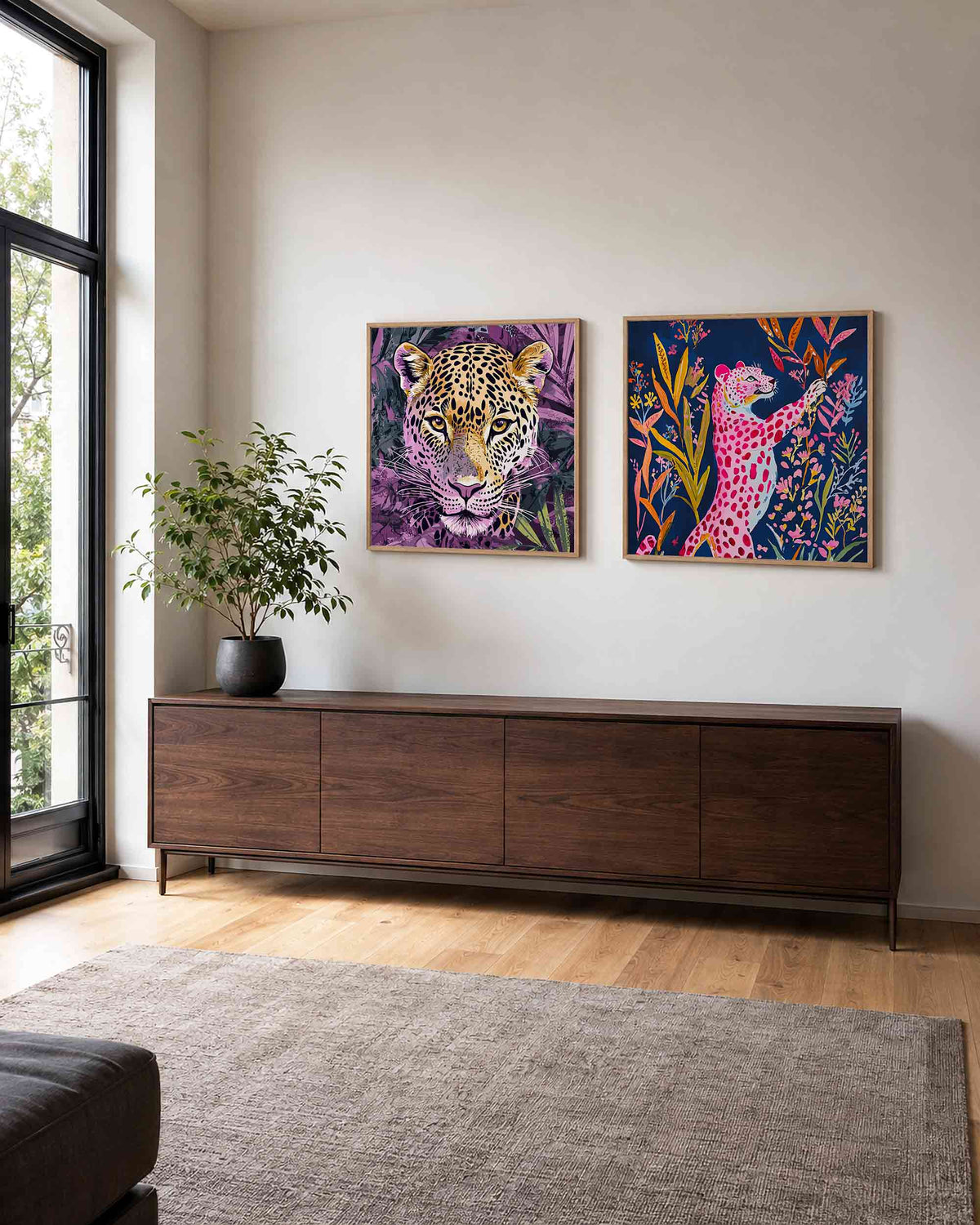 Interieurpresentatie van een tweedelige vierkante posterset met luipaard en bloemen