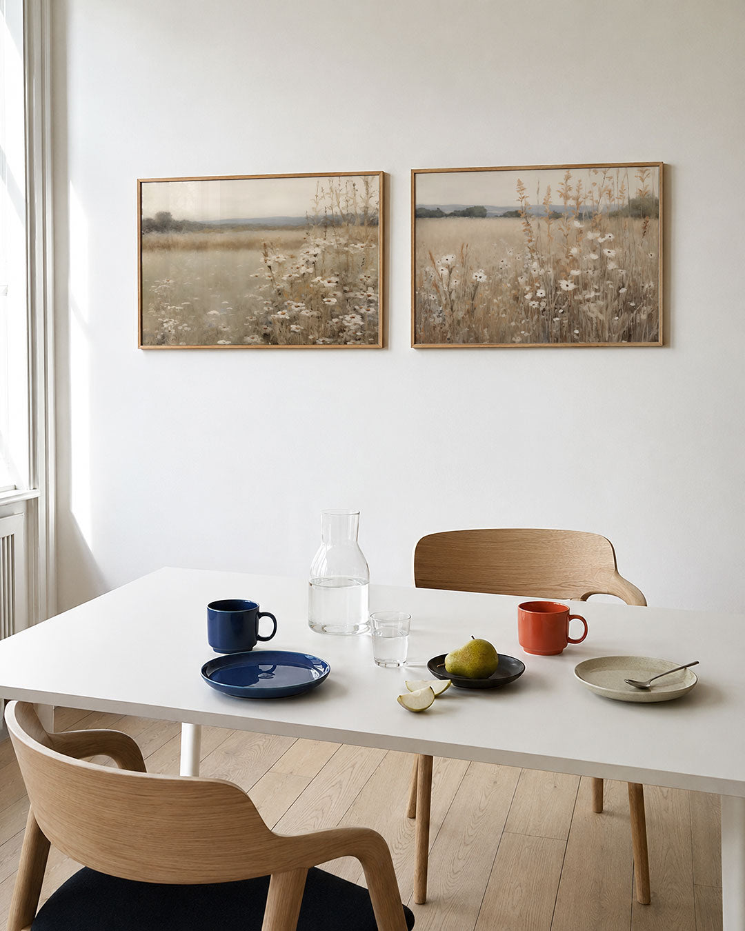 Interieurpresentatie van twee posters met een zacht glooiend landschap met delicate bloemen