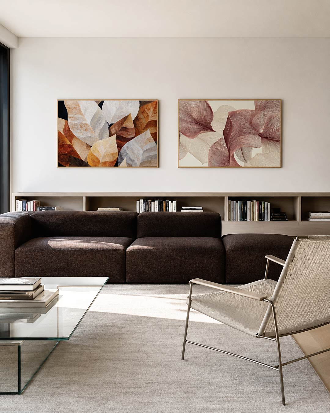 Twee liggende posters met een spel van overlappende bladeren in warme aardetinten, aan de muur in een interieur