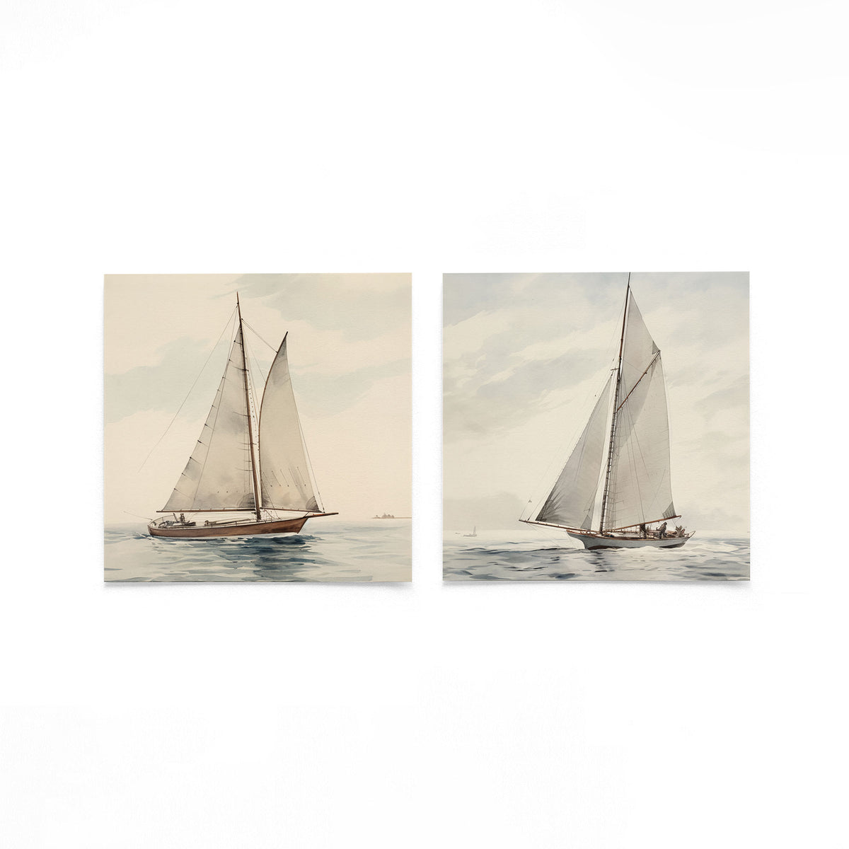 Twee vierkante posters met zeilboten op zee op een gebroken witte achtergrond
