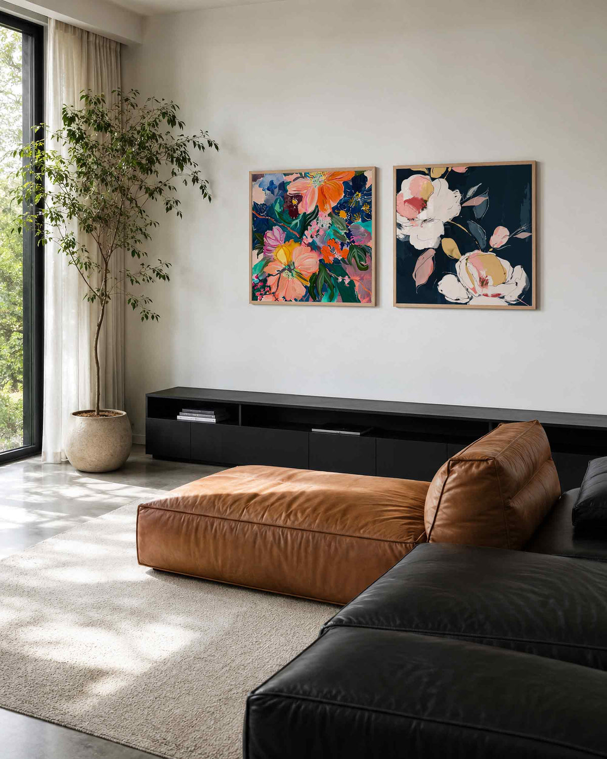 Interieurpresentatie van een tweedelige vierkante posterset met bloemen en bladeren