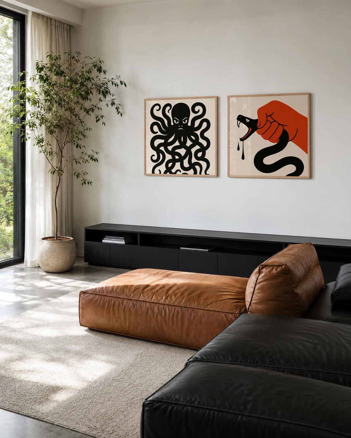 Interieurpresentatie van een tweedelige vierkante posterset met octopus en slang