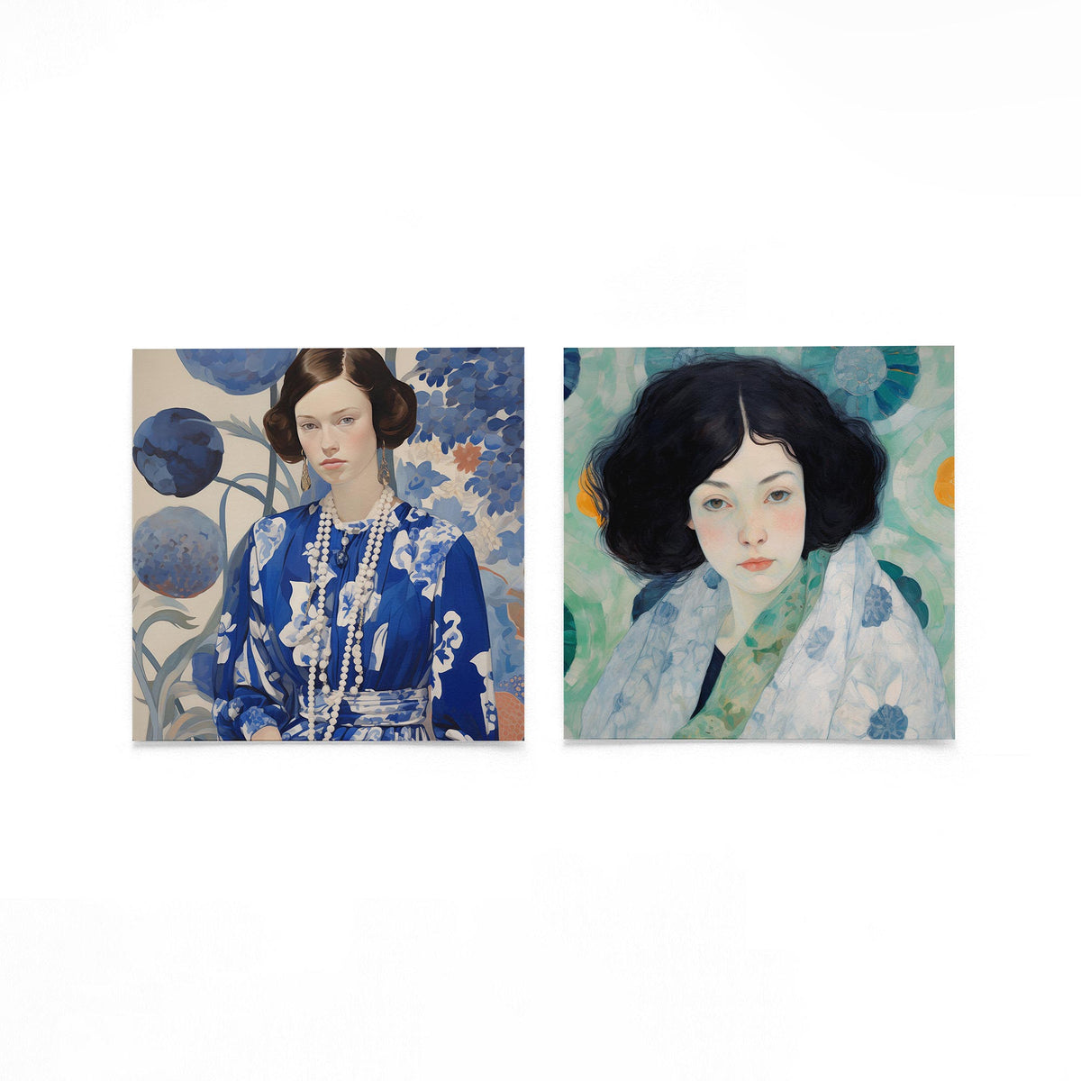 Twee vierkante posters met portretten van vrouwen op een gebroken witte achtergrond