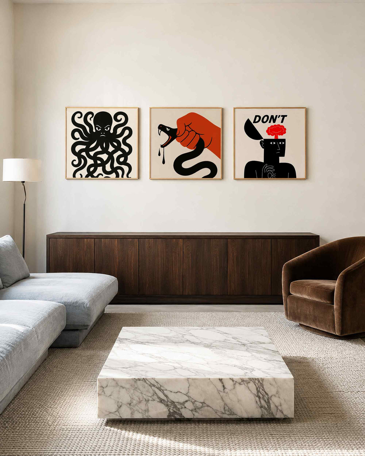 Interieurpresentatie van een driedelige vierkante posterset met zwarte figuren en rode boom