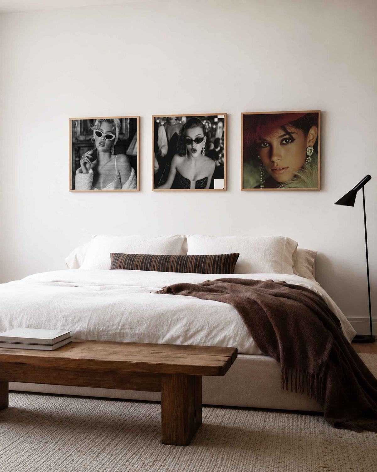 Interieurpresentatie van een driedelige vierkante posterset met glamourportretten