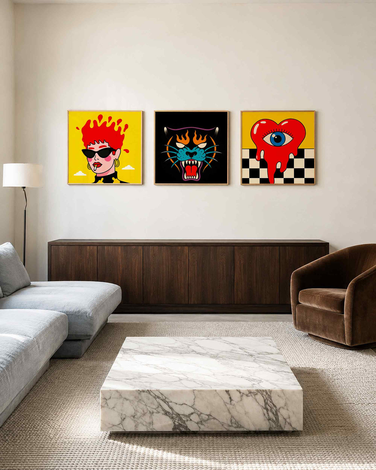 Interieurpresentatie van een driedelige vierkante posterset met popart gezichten