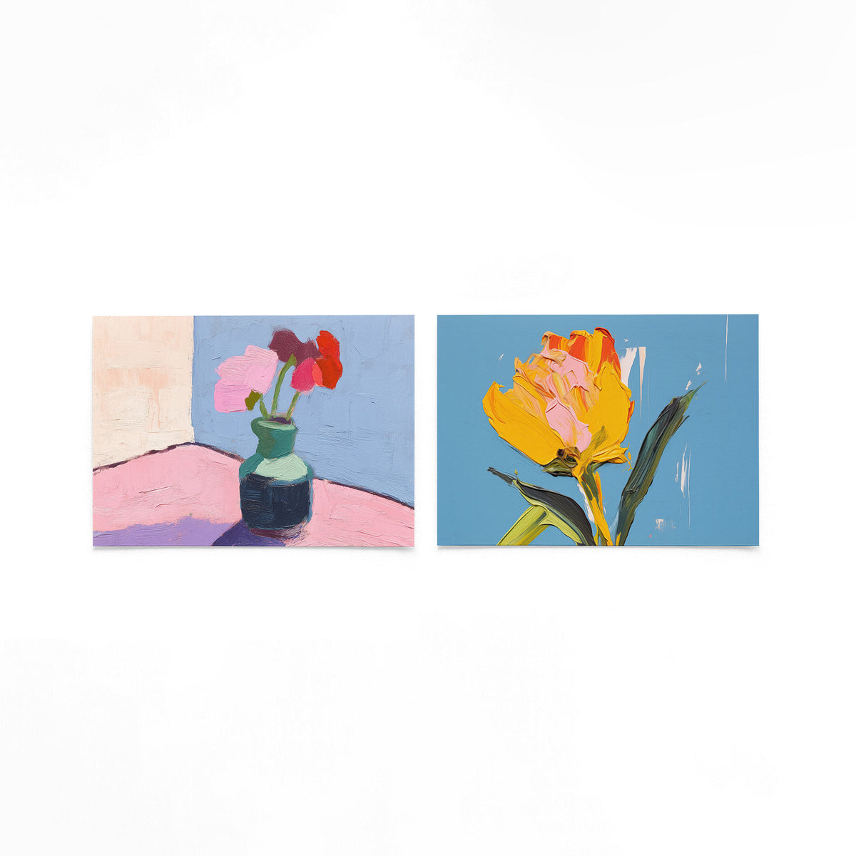 Twee liggende posters met een vaas met bloemen in levendige kleuren op een gebroken witte achtergrond