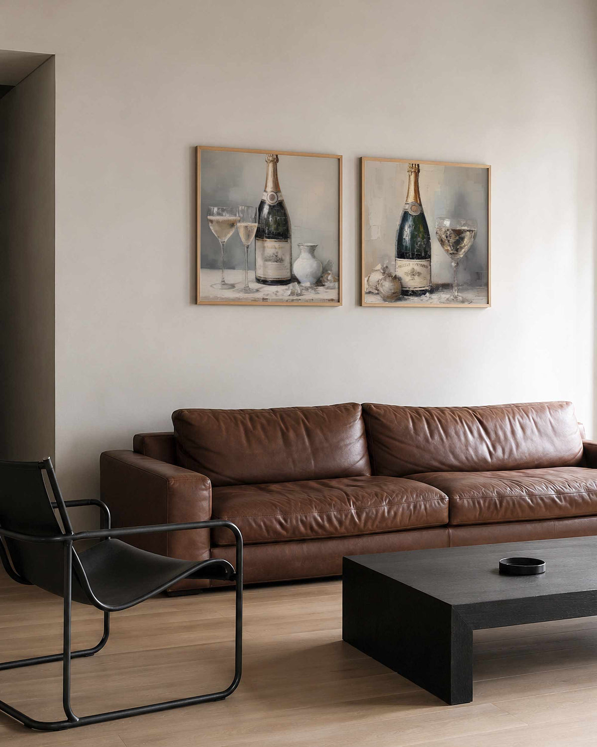 Interieurpresentatie van een tweedelige vierkante posterset met champagneflessen en glazen